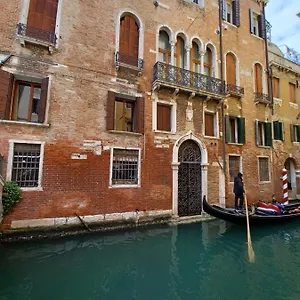 Giglio Glasshouse Apartment